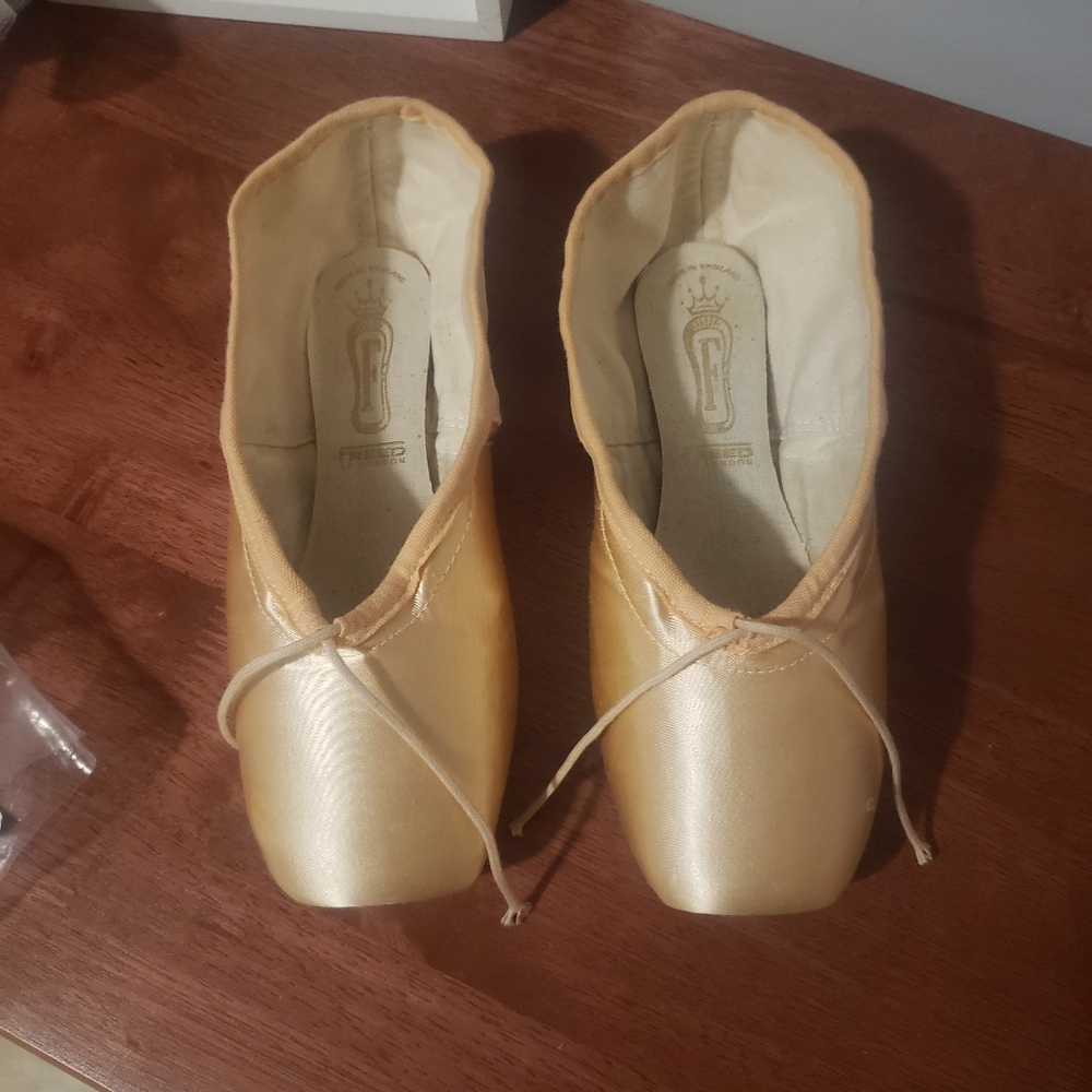 Freed pointe shoes. DV Wing 5 1/2 XX 🎼 clef maker
